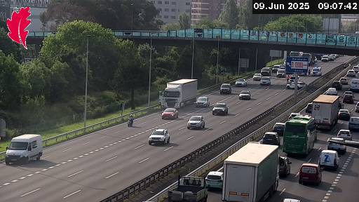 Colapso en la A8: accidente entre un camión y dos coches en la recta de Max Center