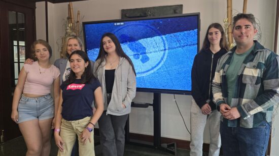 Jóvenes de Barakaldo diseñan una iluminación especial para advertirnos de que un coche sale de un garaje