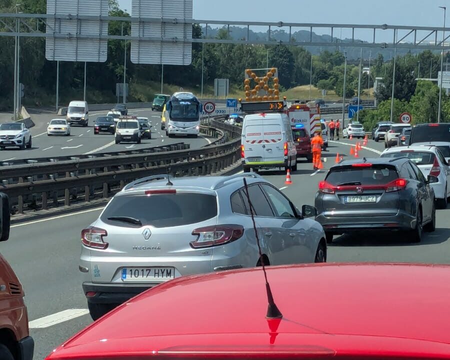 Reabierta la Avanzada sentido Getxo tras un aparatoso accidente con tres vehículos implicados
