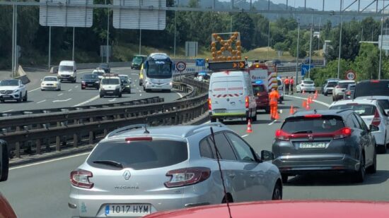 Reabierta la Avanzada sentido Getxo tras un aparatoso accidente con tres vehículos implicados