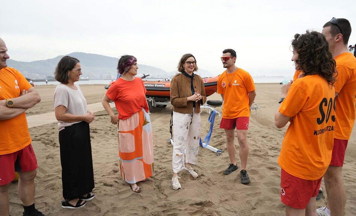 Ni un niño perdido más en la playa: así funcionan las pulseras de identificación en Bizkaia