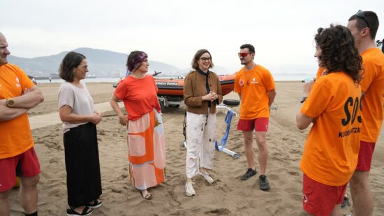 Ni un niño perdido más en la playa: así funcionan las pulseras de identificación en Bizkaia