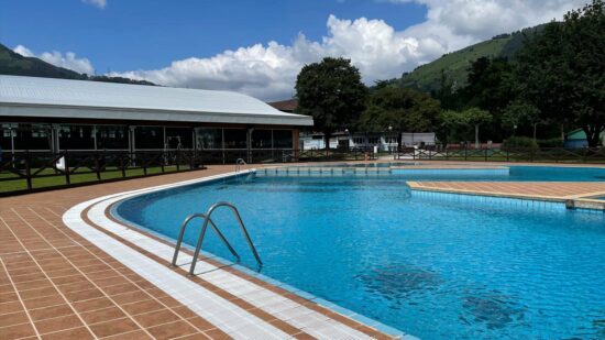 Vuelven los chapuzones a Güeñes: la piscina de verano abre este domingo con horario ininterrumpido