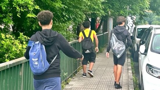 Niños lanzan piedras a los coches en la Avenida Zumalakarregi de Bilbao