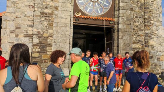 Un golpe de calor interrumpe la misa de San Juan de Gaztelugatxe: “El pobre cura se ha mareado”