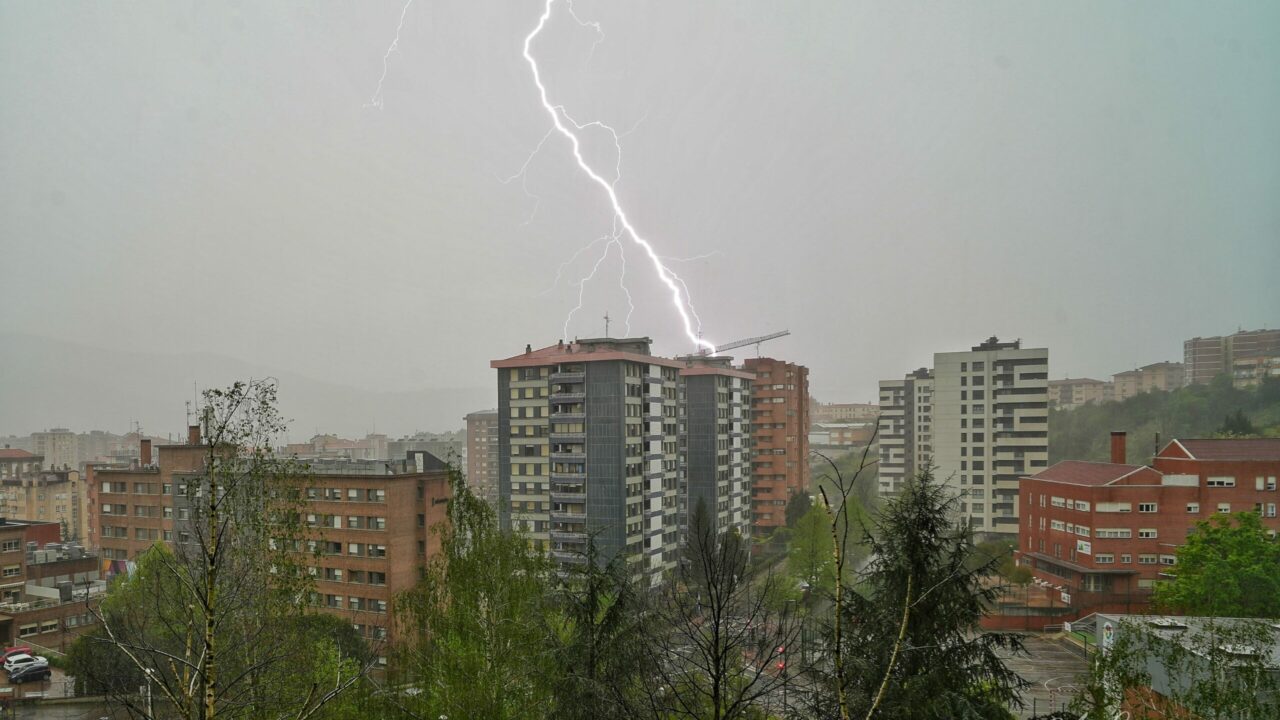 Tormentas, granizo y mucho calor: martes de contrastes y aviso amarillo en Euskadi