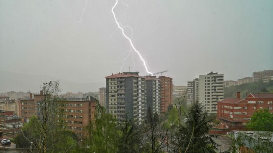 Tormentas, granizo y mucho calor: martes de contrastes y aviso amarillo en Euskadi