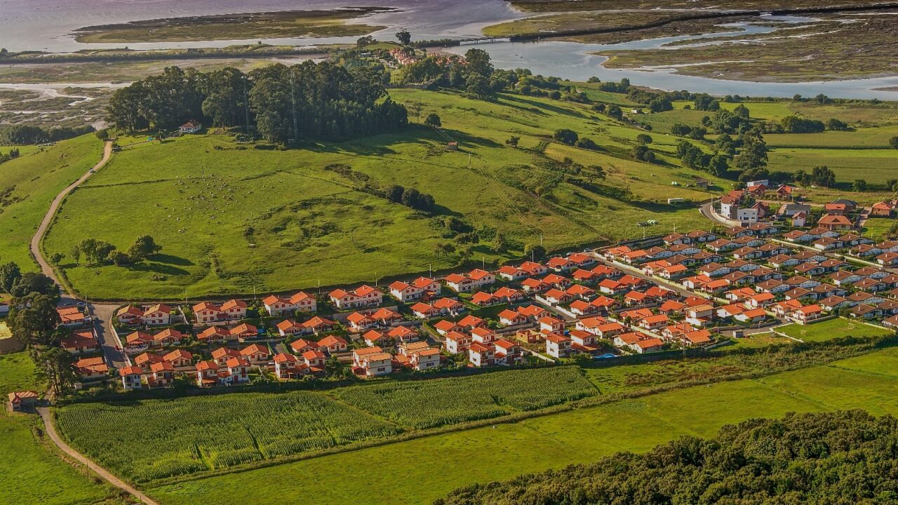 Argoños se prepara para el derribo de 120 viviendas: “Tenemos una sentencia de derribo desde hace 25 años”