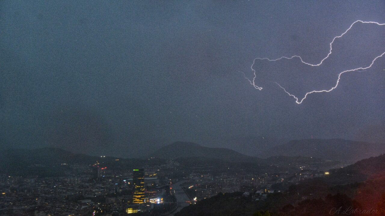 La tormenta más violenta del mes barre Bizkaia tras un día de calor extremo
