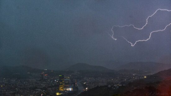 La tormenta más violenta del mes barre Bizkaia tras un día de calor extremo