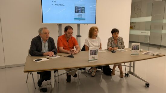 Jon Kortazar presenta su última obra «Esteban Urkiaga, Lauaxeta Poesia, artea, ideologia»