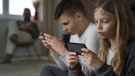 Los menores del Casco Viejo de Bilbao podrán usar teléfonos de comercios para contactar con sus padres