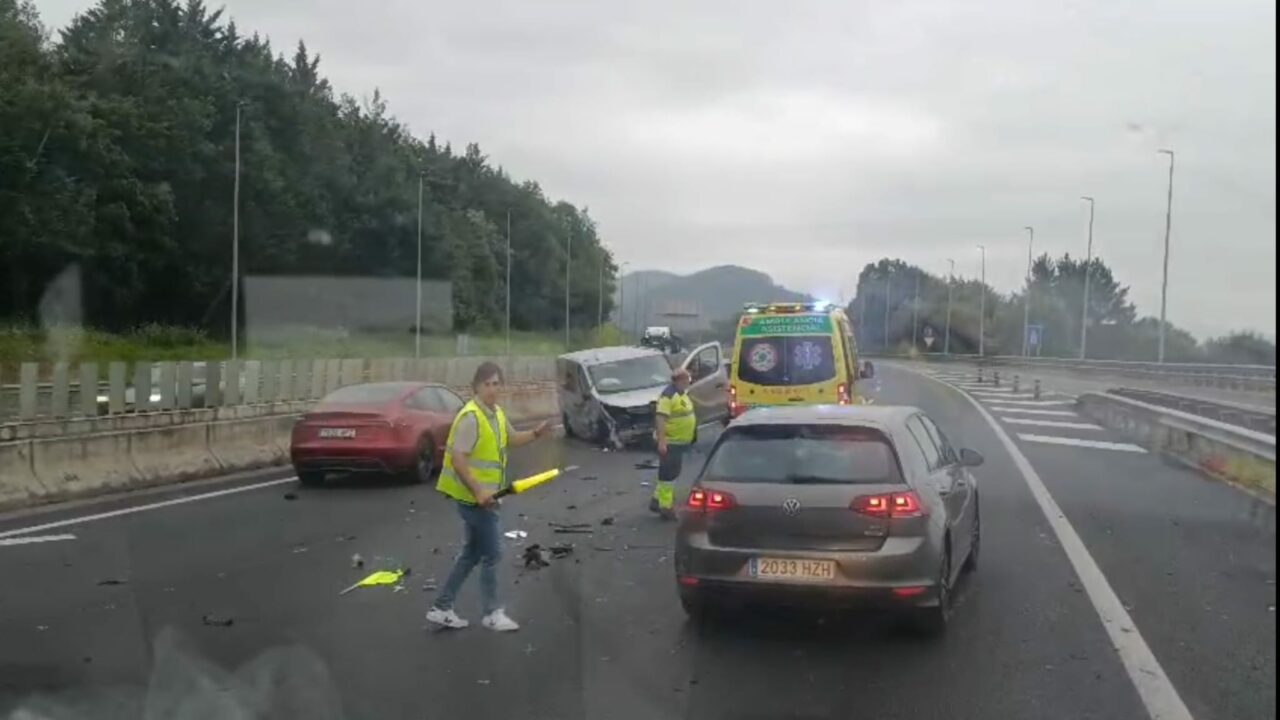Más de dos kilómetros de retenciones en la AP-8 en Amorebieta: al menos un herido
