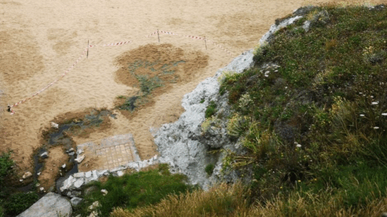 Vertido sospechoso: Sopela investiga un residuo en la playa de Arrietara-Atxabiribil junto al bar El Peñón