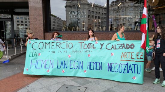 Trabajadoras del Convenio Textil de Bizkaia se han manifestado esta mañana en Bilbao