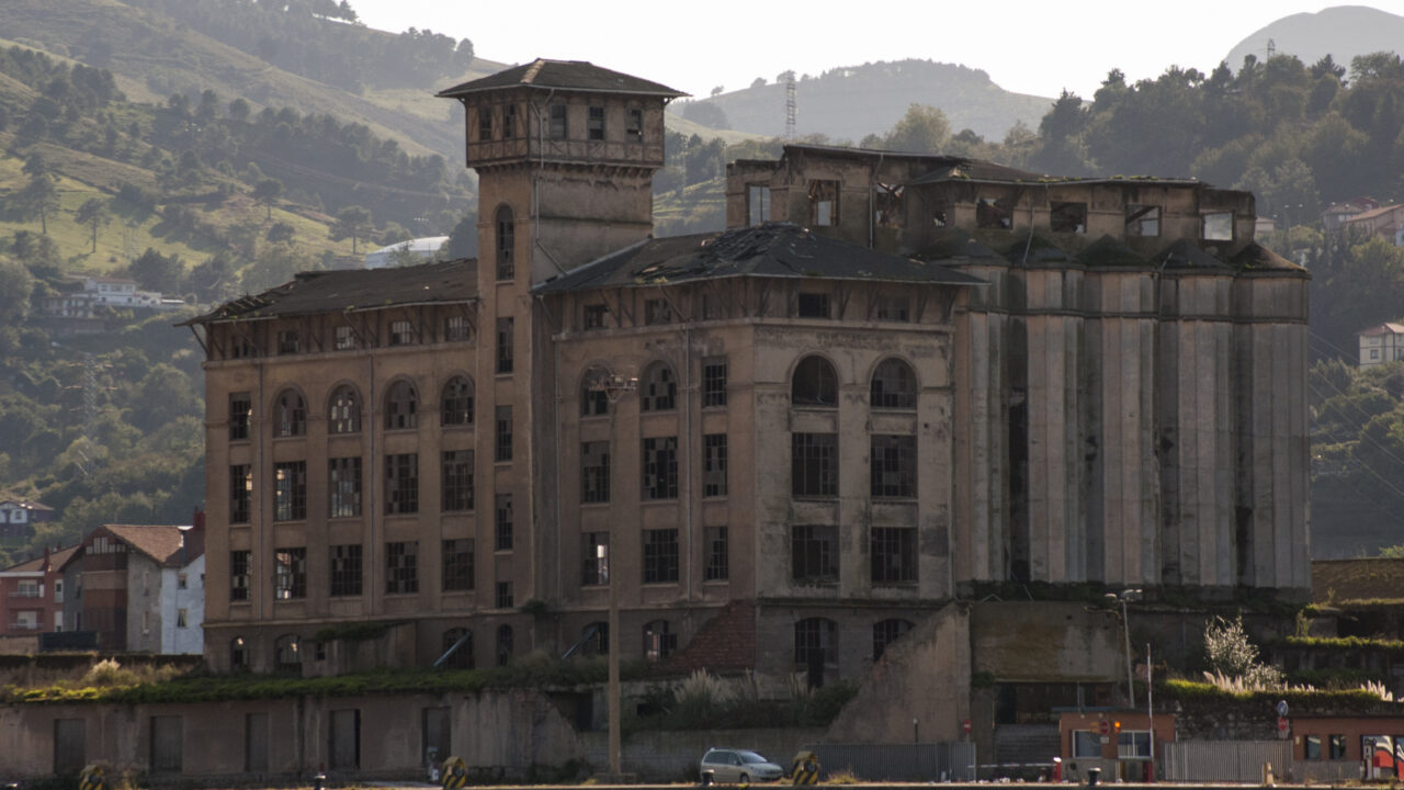 Bilbao retirará este verano las 19 toneladas de amianto de Molinos Vascos
