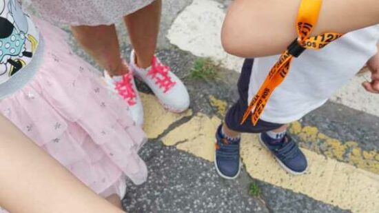 Gobierno Vasco distribuye más de 15.000 pulseras para que los niños y niñas no se pierdan
