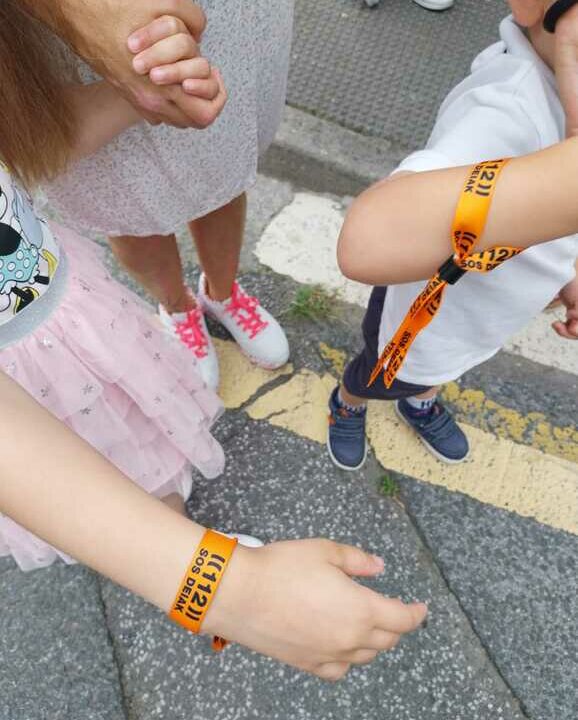 Gobierno Vasco distribuye más de 15.000 pulseras para que los niños y niñas no se pierdan