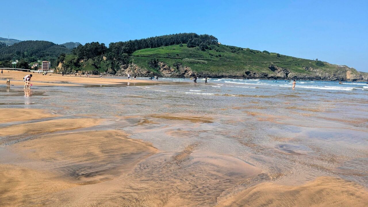 Prohibido el baño en tres playas de Bizkaia por bandera roja