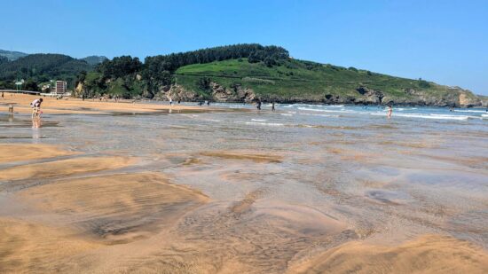 Prohibido el baño en tres playas de Bizkaia por bandera roja