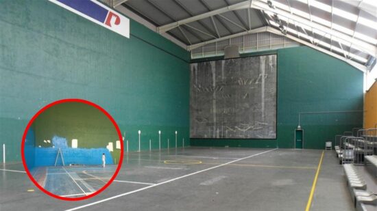 El frontón de Las Carreras en Abanto-Zierbena se moderniza con pintura azul y luces LED