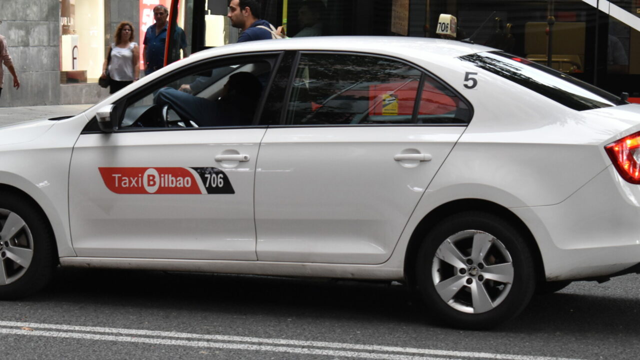 Conflicto en el taxi de Bizkaia: qué está pasando en el aeropuerto de Bilbao