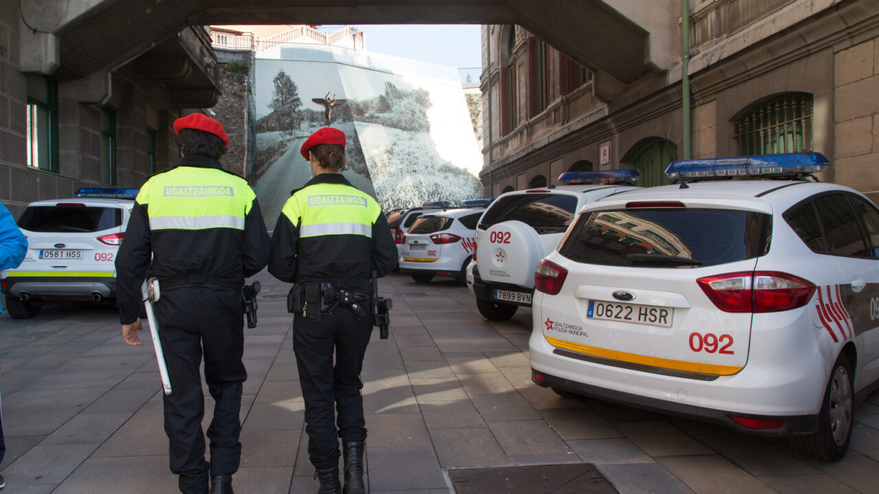 Detenidos dos ladrones in fraganti mientras robaban en un piso de Arangoiti con los dueños dentro