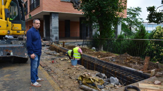 Sestao repara un socavón de siete metros en la calle Urbano Ruiz Laorden