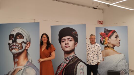Un libro recoge los rostros del folclore de los cinco continentes