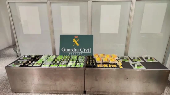 Pillado con 14 litros de potenciador sexual en la maleta en el aeropuerto de Loiu