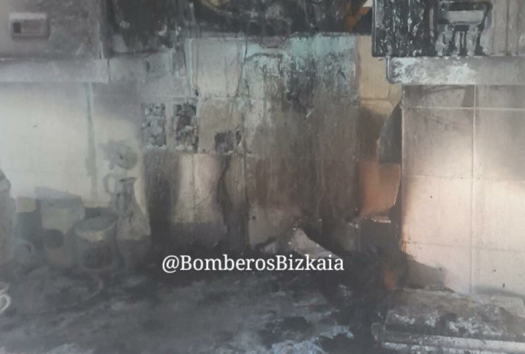 Un incendio en una vivienda en Arrigorriaga deja cuatro personas trasladada al hospital