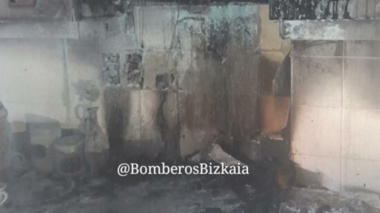 Un incendio en una vivienda en Arrigorriaga deja cuatro personas trasladada al hospital