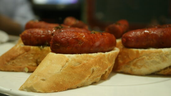 Barakaldo celebra su primer ‘Gastro Eguna’ con música, pintxos de txistorra y una ginkana en las fiestas de El Camen