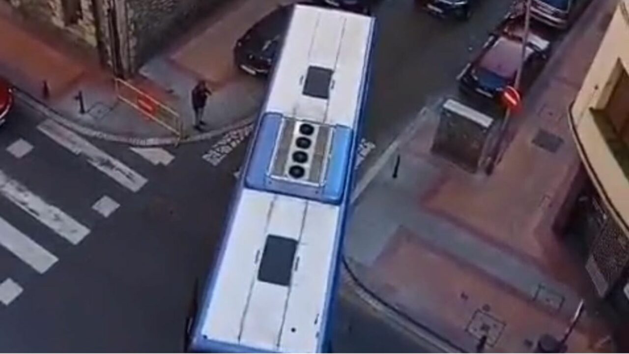 Un autobús golpea a un coche al no poder girar en Barakaldo: «No va a ser el único incidente»