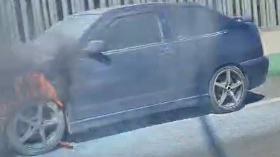 Un coche en llamas en el puente Miraflores de Bilbao