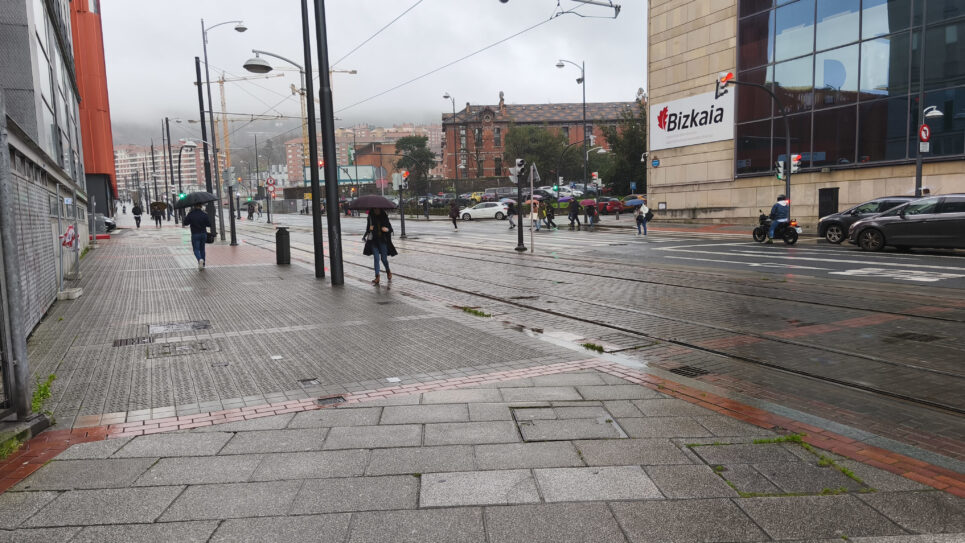 Euskadi activa la alerta naranja por lluvias intensas en el interior y mantiene el aviso amarillo en la costa