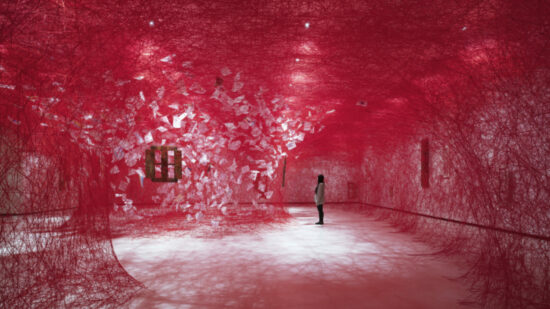 Arte, hilos e historias compartidas: Chiharu Shiota presenta su obra más íntima en Azkuna Zentroa
