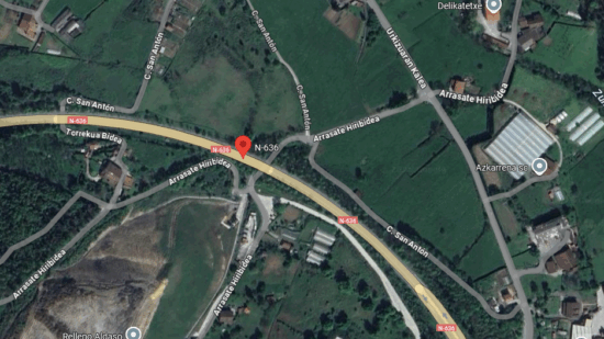 Un tronco cae de un camión en Atxondo e impacta contra un coche