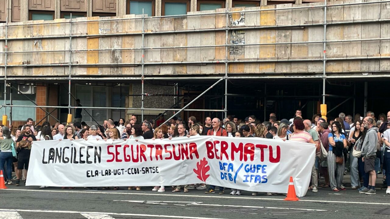 Concentración en Deusto por la trabajadora social agredida en un piso tutelado