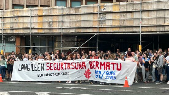 Concentración en Deusto por la trabajadora social agredida en un piso tutelado