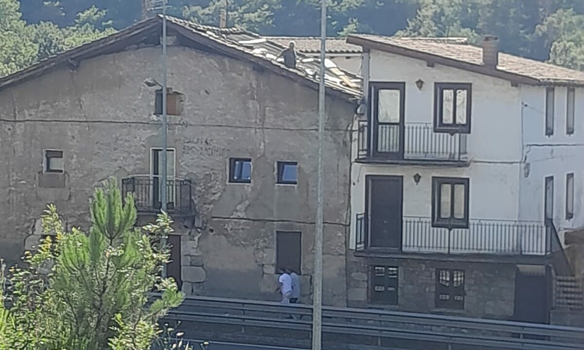 Indignación en Usansolo por un caserío en obras sin licencia desde hace dos años: “Ni protección, ni orden judicial”