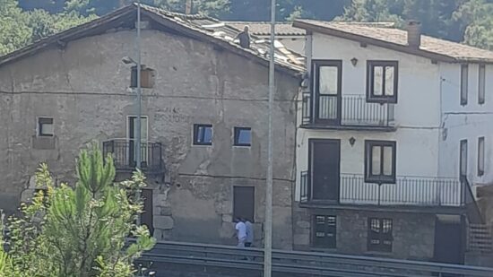 Indignación en Usansolo por un caserío en obras sin licencia desde hace dos años: “Ni protección, ni orden judicial”
