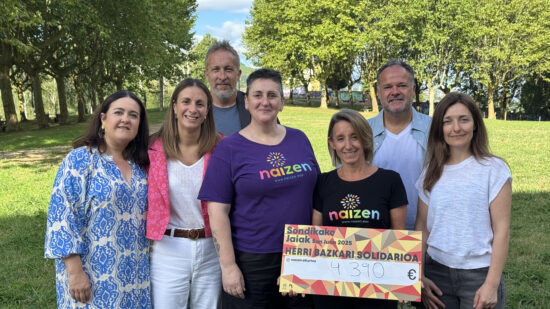 Sondika vuelve a mostrar su solidaridad recaudando 4.390 euros para la Asociación Naizen
