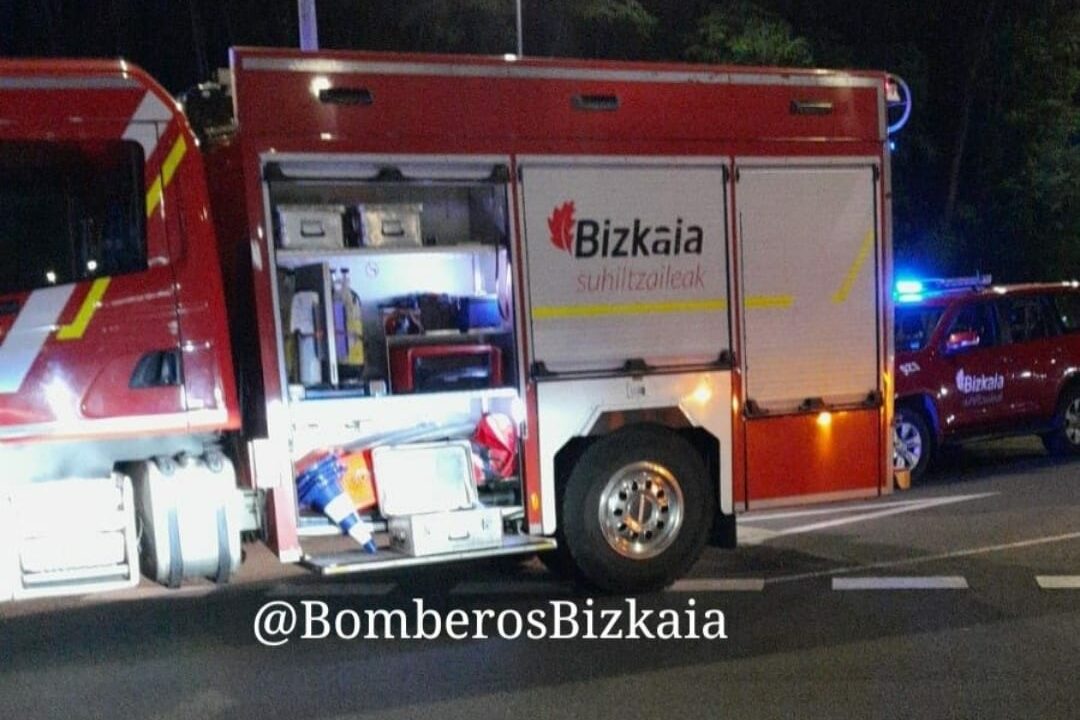Fallece una motorista en Loiu en un accidente con un autobús