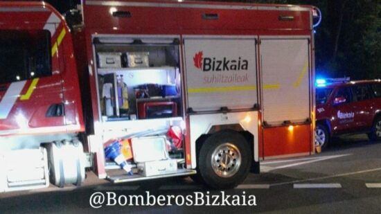 Fallece una motorista en Loiu en un accidente con un autobús