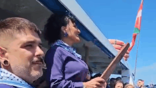 La alcaldesa de Bermeo lanza la tradicional teja al mar