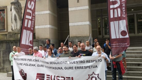 «Nos están dejando solos»: ertzainas protestan ante las recientes agresiones