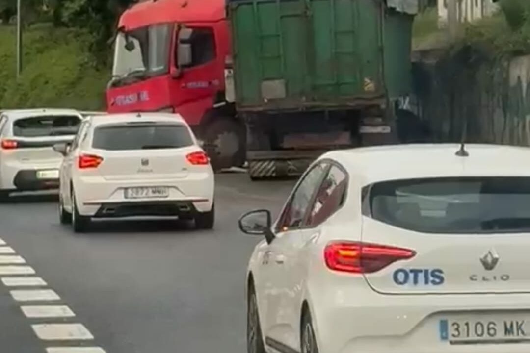 Un reguero de aceite y varios accidentes provocan el caos entre Sondika y Usánsolo