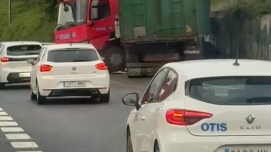 Un reguero de aceite y varios accidentes provocan el caos entre Sondika y Usánsolo