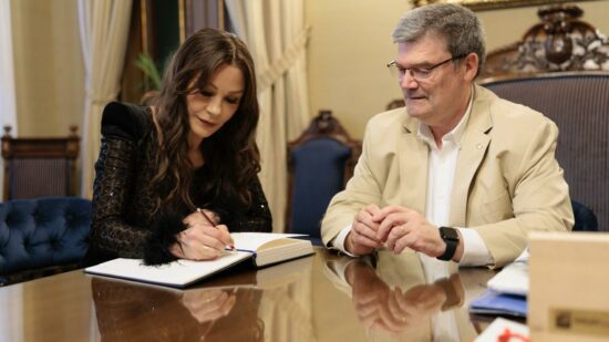 Catherine Zeta-Jones visita el Ayuntamiento de Bilbao: ya son un poco…